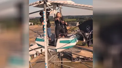 Santa marque les esprits en chantant perchée sur une grande roue