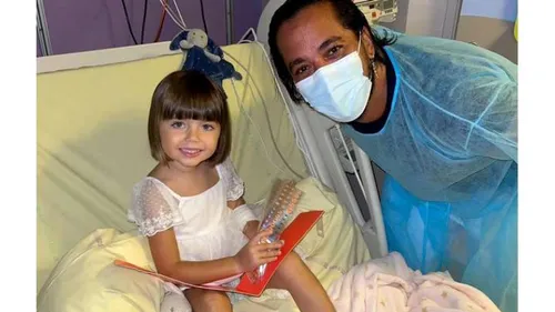 Slimane à l'hôpital pour réaliser le rêve d'une jeune fan