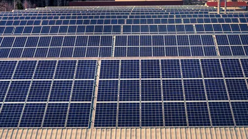 Une centrale solaire en bordure de l’autoroute A5