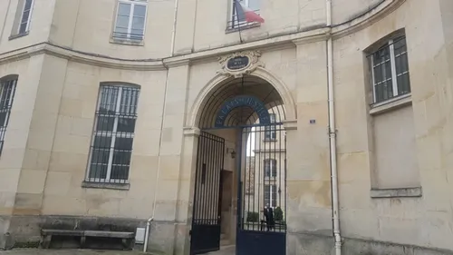 Les avocats du barreau de Compiègne en grève contre le projet de...