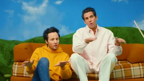 Vianney et Mika se mettent en scène dans le clip du duo...