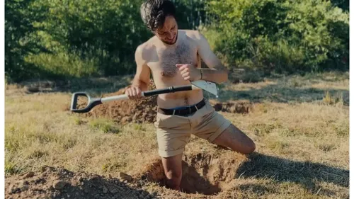 Vianney construit son refuge en pleine nature