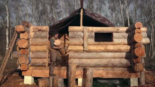 Vianney tient le coup en forêt et construit sa cabane