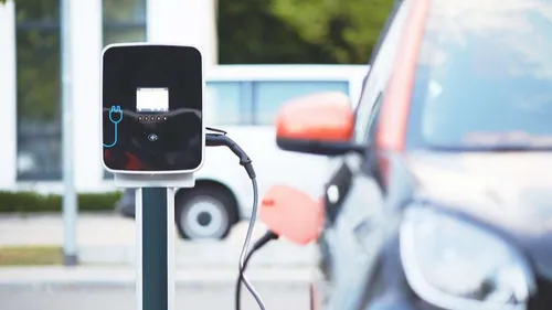 Emmanuel Macron veut 240.000 bornes de recharge en plus : quelle...