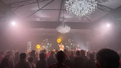 Amir a donné beaucoup d'amour, en live hier soir avec Hit West !