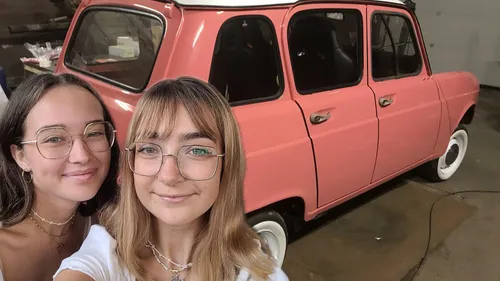 Aventure. Deux jeunes étudiantes de Vannes au départ du 4L Trophy