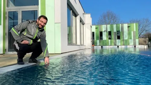 A Pouzauges, la piscine alimentée en bois fait des économies