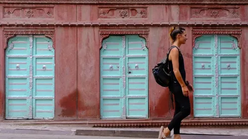 Bretons de l'Etranger. La nantaise Claudie voit le monde "avec un...