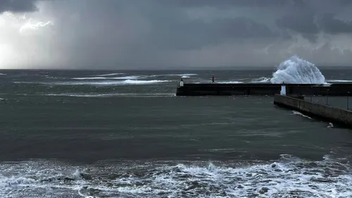 Sport. À Quiberon, un nageur breton face à la tempête Ciaràn