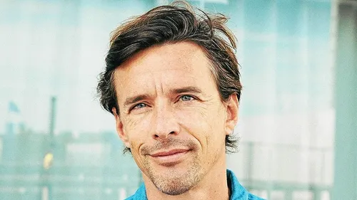 "Ça craque": le livre d'un journaliste breton auprès des Français...