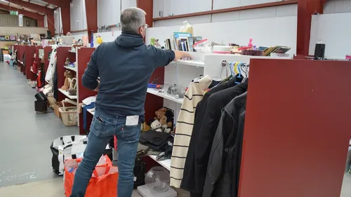 Le succès du marché d'occasion : reportage au vide-greniers...