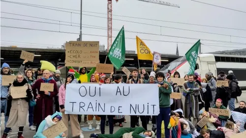 Rennes : ils demandent le retour des trains de nuit, en pyjama !