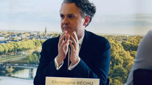 Enfin ! Le maire d'Angers entre dans le Gouvernement d'Elisabeth...