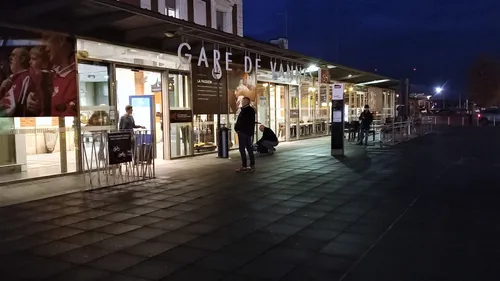 Grève générale. A la gare de Vannes, les usagers de la SNCF...