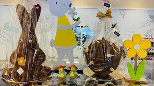 Pâques. Ambiance dans l'atelier du maître artisan chocolatier,...