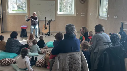 Bretagne. Un atelier de comptines à Romagné, dans le cadre du "Mois...