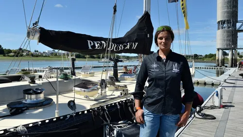 Voile. La bretonne Marie Tabarly à la barre de Pen Duick VI