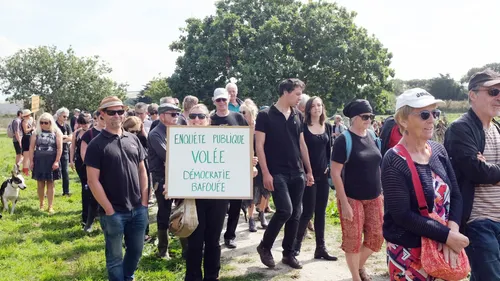 Kermesse à Landunvez. Non à la régularisation de la "ferme aux 12...