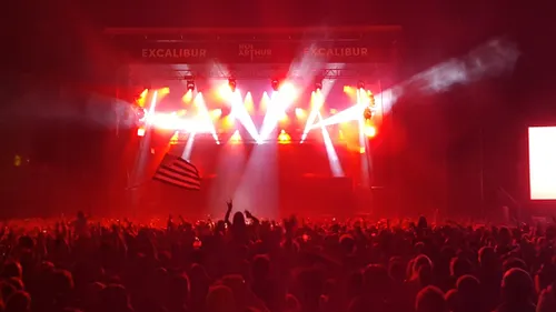 Lujipeka, November Ultra, Izia ... Le Roi Arthur dévoile de...