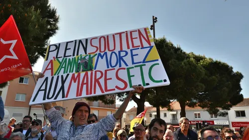 Saint-Brévin. Les élus en nombre pour soutenir le maire Yannick Morez