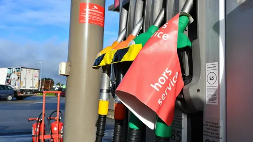 Essence. Les automobilistes remettent la main à la poche, à la...