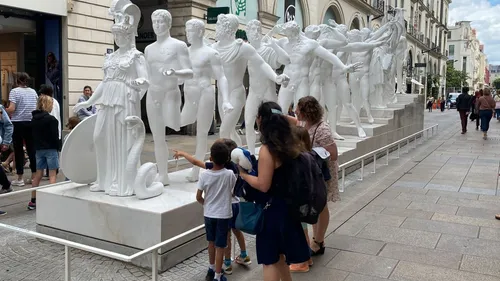 A Nantes, les statues du Voyage 2023 attirent et séduisent !
