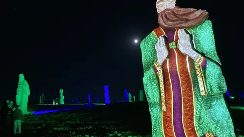 Saint-Patrick. La mise en lumière de la Vallée des Saints à Carnoët