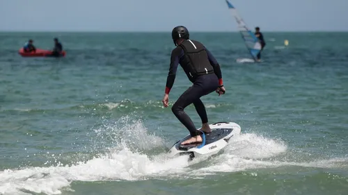 Plérin. Testez la planche de surf ... électrique cet été !