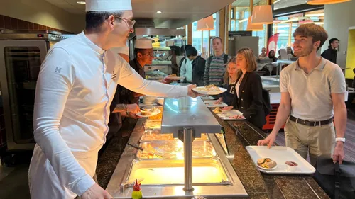 Inédit. Un chef étoilé dans les cuisines des Restos U' bretons ! 