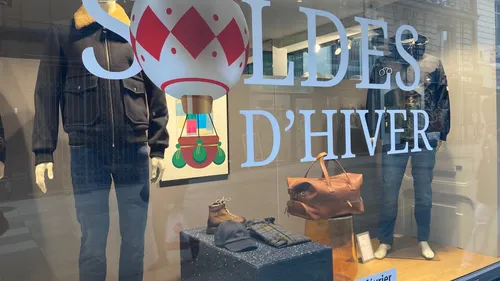 Prêt-à-porter. Les soldes 2024 démarrent par temps froid dans...