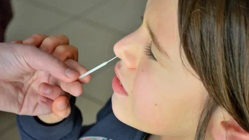 Le Covid-19 et son nouveau variant Eris, invités des vacances d'été !