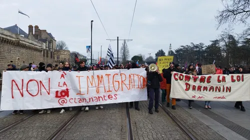 Loi Immigration : des milliers de manifestants contre le texte...