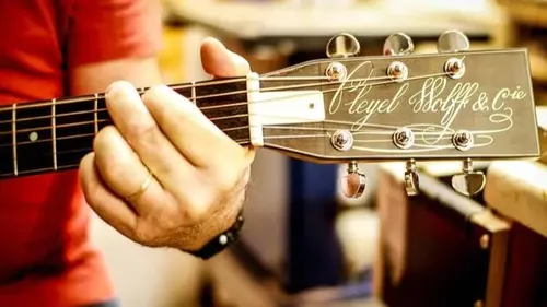 Incroyable, il transforme un piano en guitare.