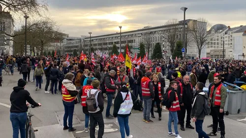 Retraites : après le 49.3, des manifestations spontanées 