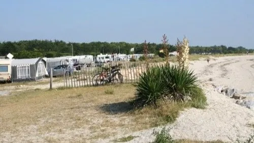 90 emplacements de camping de moins pour protéger la côte.