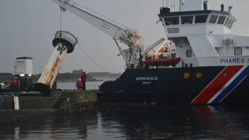 Le phare de Moguériec est parti se faire restaurer.
