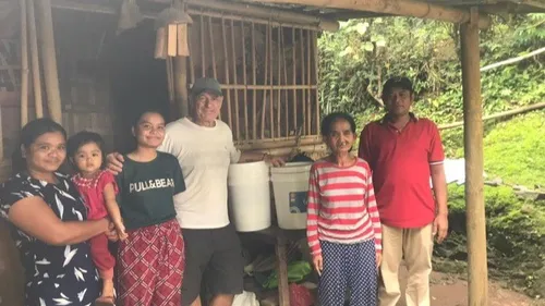 Bretons de l'étranger : Pierrick Treguier aide à la construction de...