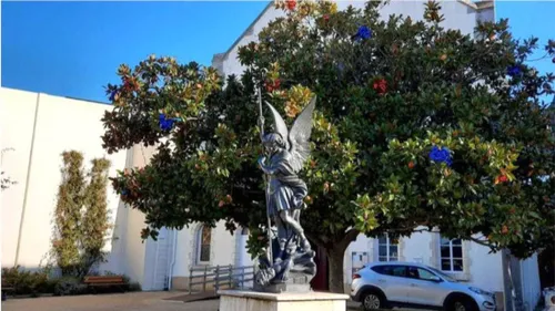 Aux Sables d’Olonne, la mairie continue de défendre la statue...