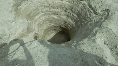 Un trou dangereux sur la plage de l'Île-Tudy dans le sud Finistère.