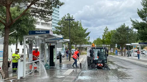 Violences urbaines à Nantes : les locaux de la mairie annexe...