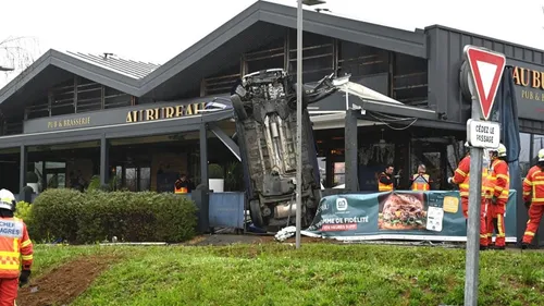 Une voiture finit sa course dans la façade d’un restaurant