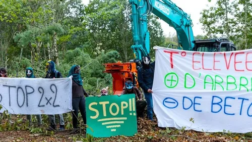 Des militants écologistes bloquent le chantier de la RN 147