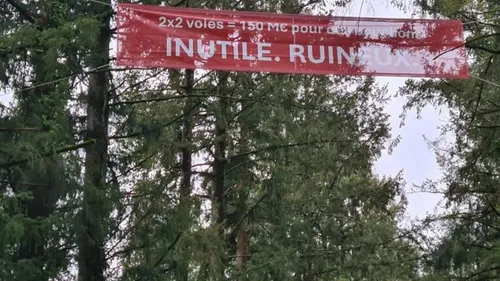 Une installation ‘artistique’ pour dénoncer la mise à 2x2 voies