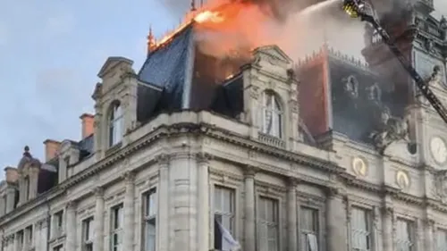 L'hôtel de Ville incendié, des véhicules de police brûlés ...