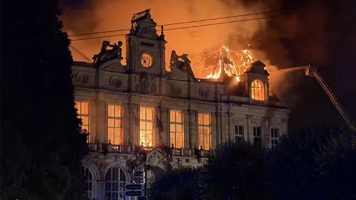 L'hôtel de Ville incendié, des véhicules de police brûlés ...
