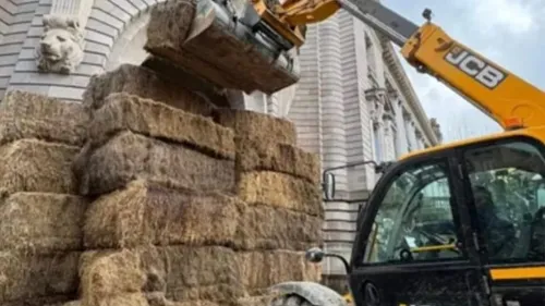 La préfecture de la Haute-Vienne empaillée par les agriculteurs