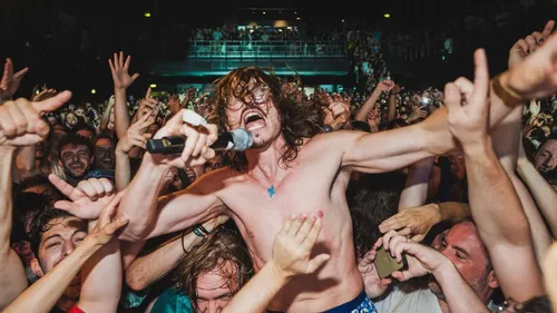 Qui est Marc Rebillet, l’artiste qui a insulté Emmanuel Macron ?