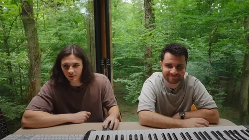 Surprise, Petit Biscuit sort un single avec Amixem !