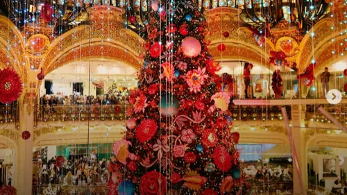 FG CHIC :  L'Arbre de Noël Iconique des Galeries Lafayette Fait un...