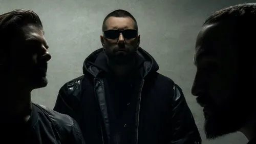 Octobre 2010, Until One, première 'compilation' signée d'une...